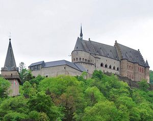Luxemburg: Das Großherzogtum Luxemburg ist eine parlamentarische Monarchie in Westeuropa und ist mit einer Fläche von 2586 Quadratkilometern der zweitkleinste Staat der Europäischen Union. Bild: Das malerische Ardennenstädchen Vianden wird von der gr Luxemburg: Das Großherzogtum Luxemburg ist eine parlamentarische Monarchie in Westeuropa und ist mit einer Fläche von 2586 Quadratkilometern der zweitkleinste Staat der Europäischen Union. Bild: Das malerische Ardennenstädchen Vianden wird von der gr